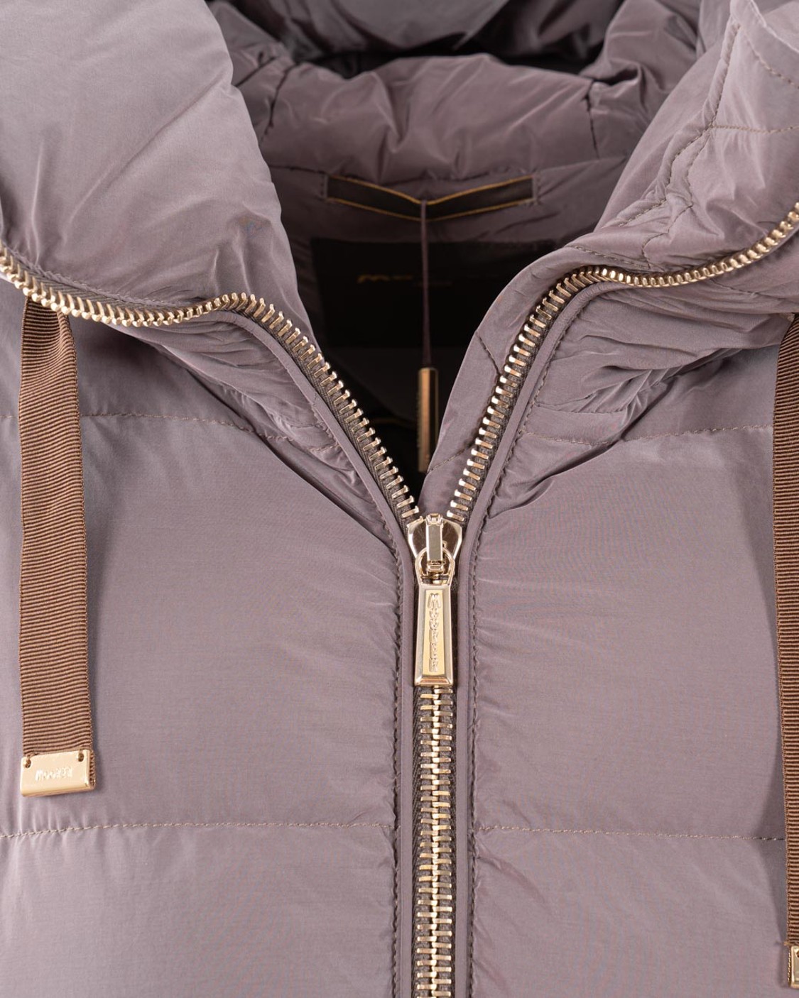 shop MOORER  Piumino: MooRER piumino "Gadia".
Ampio cappuccio con coulisse.
Chiusura centrale con zip a doppio cursore.
Tasche verticali con grandi zip a vista.
La coulisse regolabile al fondo e sulle maniche trasformano il caban in un moderno bomber.
Composizione: 60% POLIAMMIDE, 40% POLIESTERE.
Made in Italy.. GADIA OS-V1141 number 36279